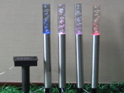 Globo 4 RGB LED Solarstäbchen Mit Erdspieß & Separatem Solarpanel Für Den Außenbereich